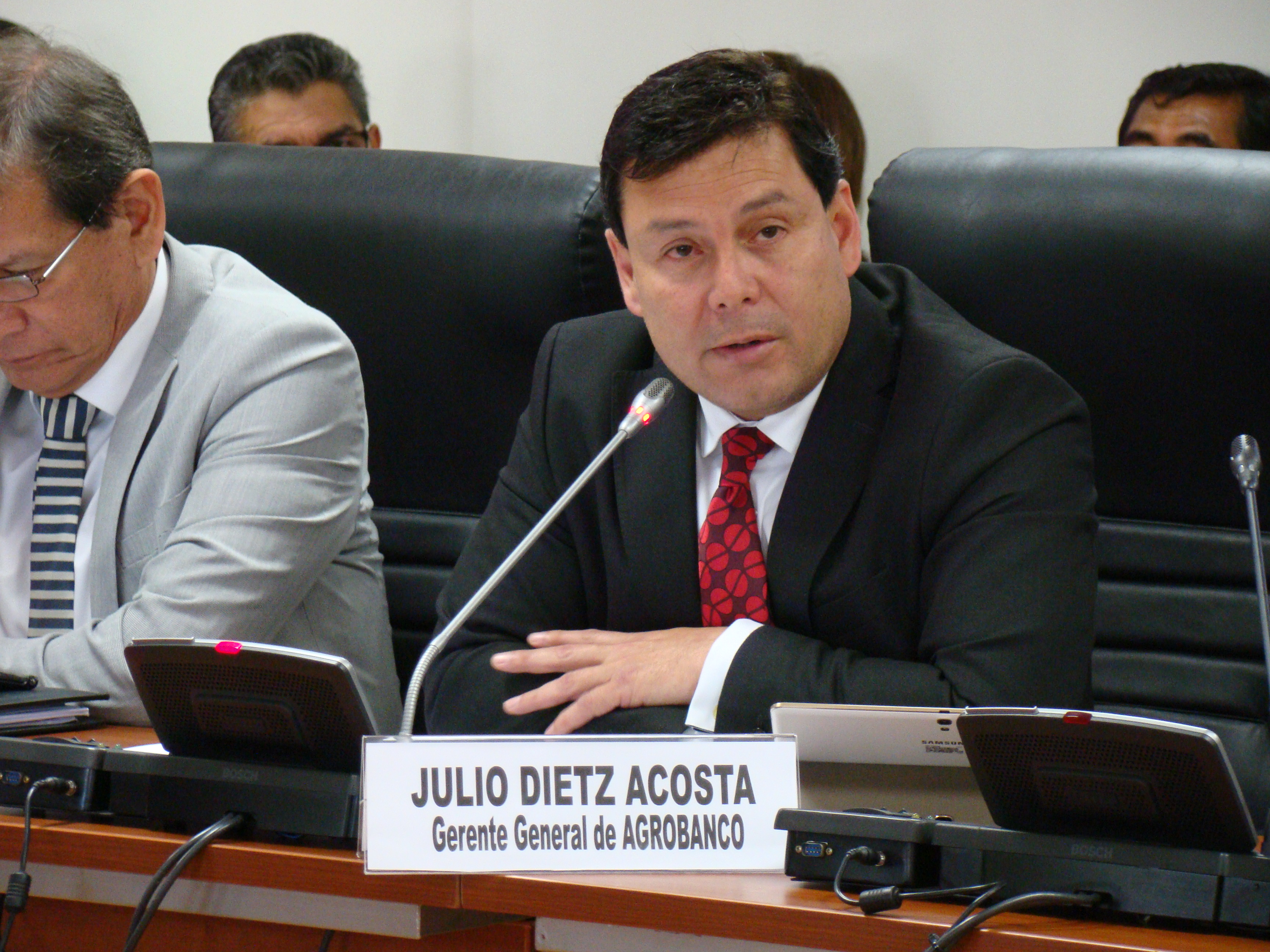 Julio Dietz Acosta, Gerente General de AGROBANCO