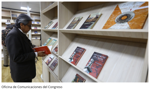 Público recorre librería del FEC