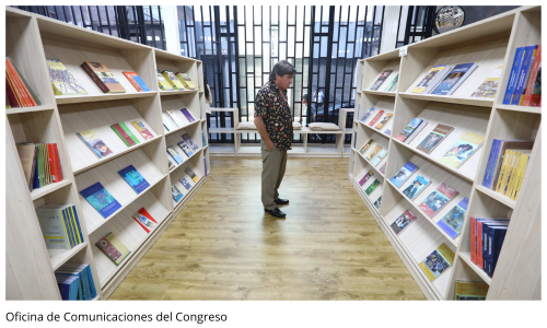 Público recorre librería del FEC