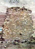 Pared Yaro de construcciones de tres pisos